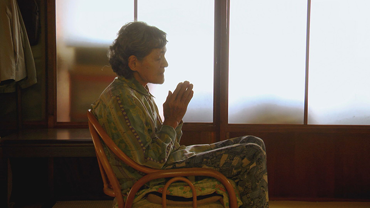 遺影、夏空に近く