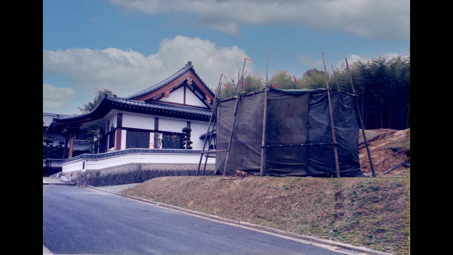 肩を寄せあって