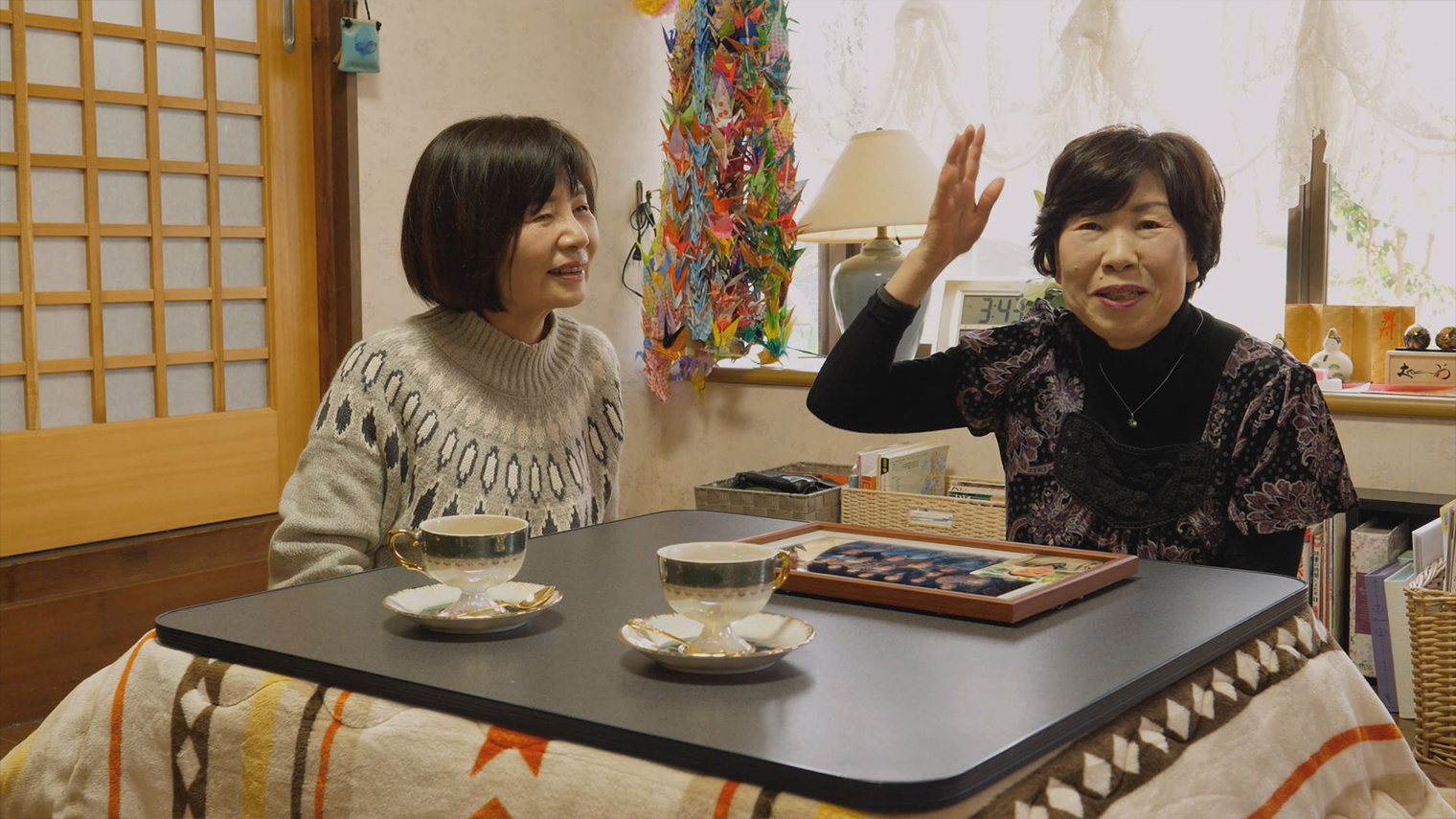 肩を寄せあって