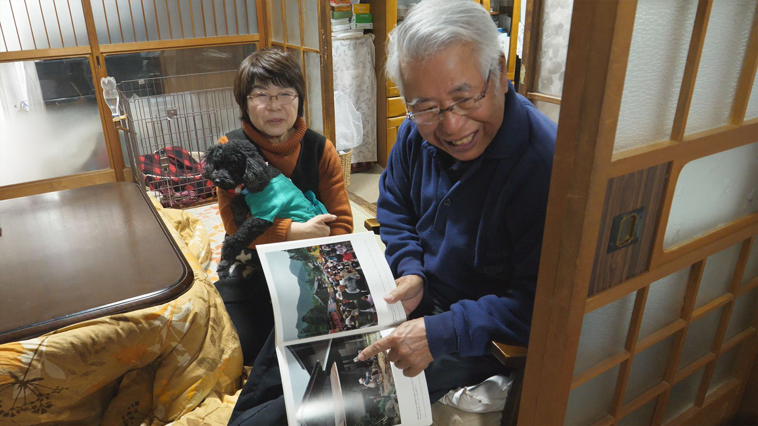 肩を寄せあって